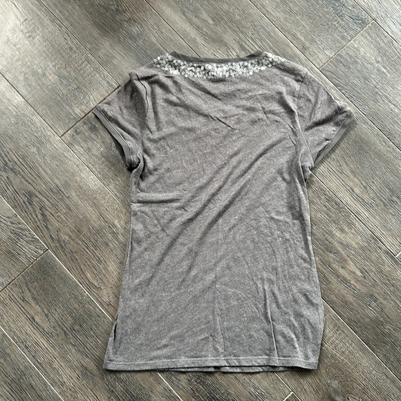 Cute detailed tee - Picture 2 of 3